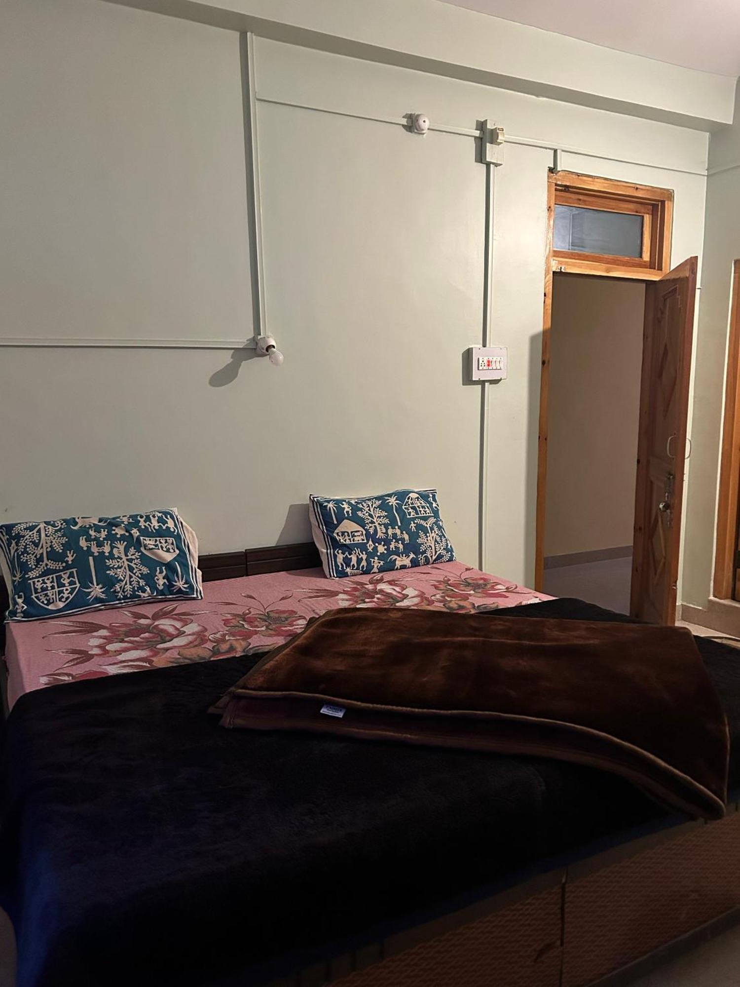 New Brahma Cafe Guest House Kalgha Buitenkant foto