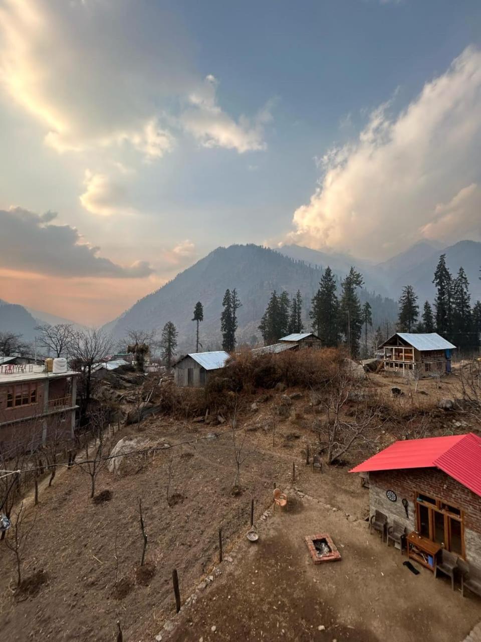 New Brahma Cafe Guest House Kalgha Buitenkant foto