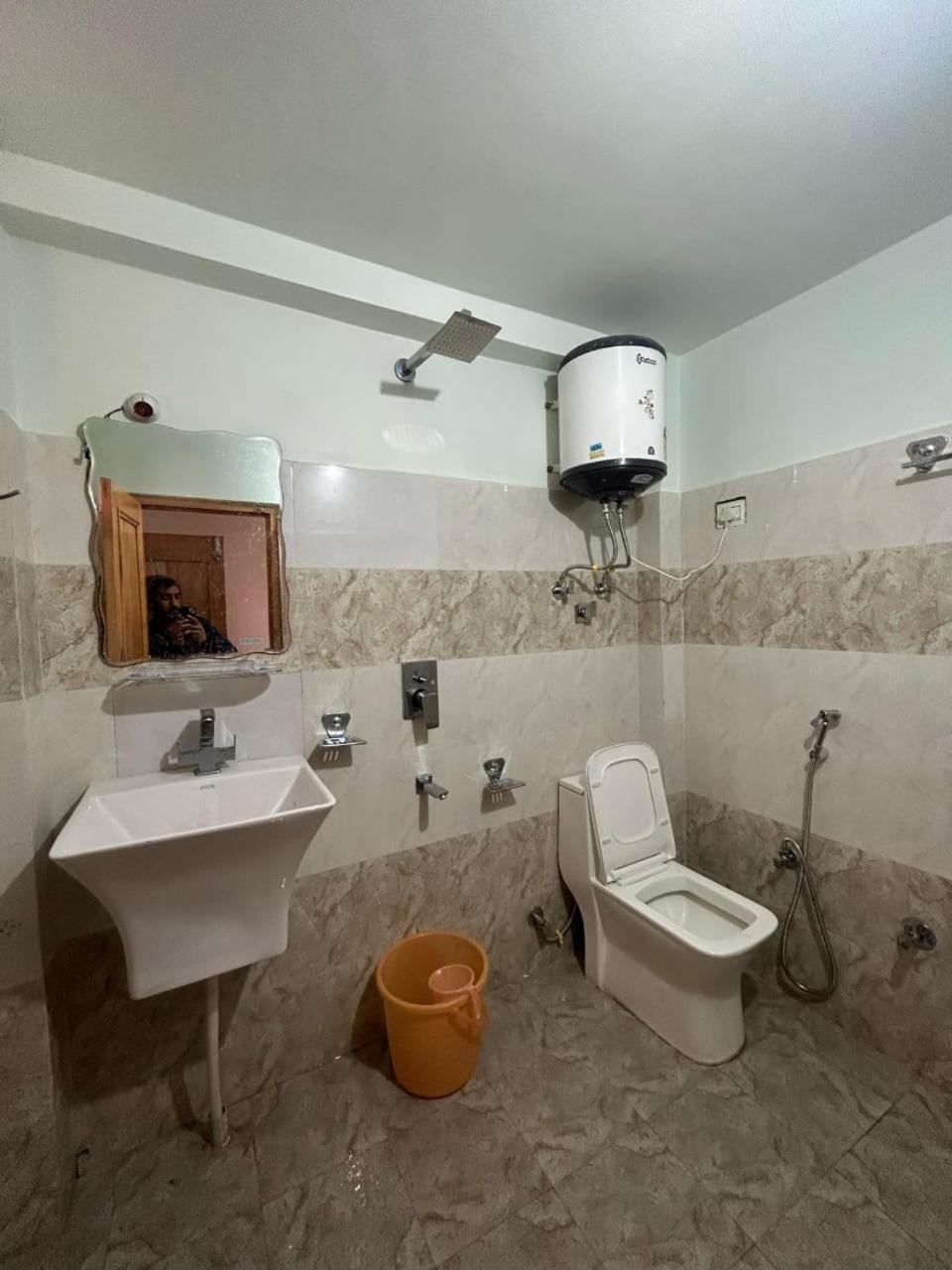 New Brahma Cafe Guest House Kalgha Buitenkant foto